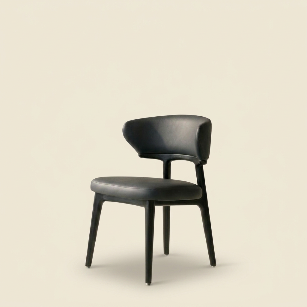 Silla de comedor contemporánea con respaldo curvo tapizado en piel negra y estructura de madera tintada negra